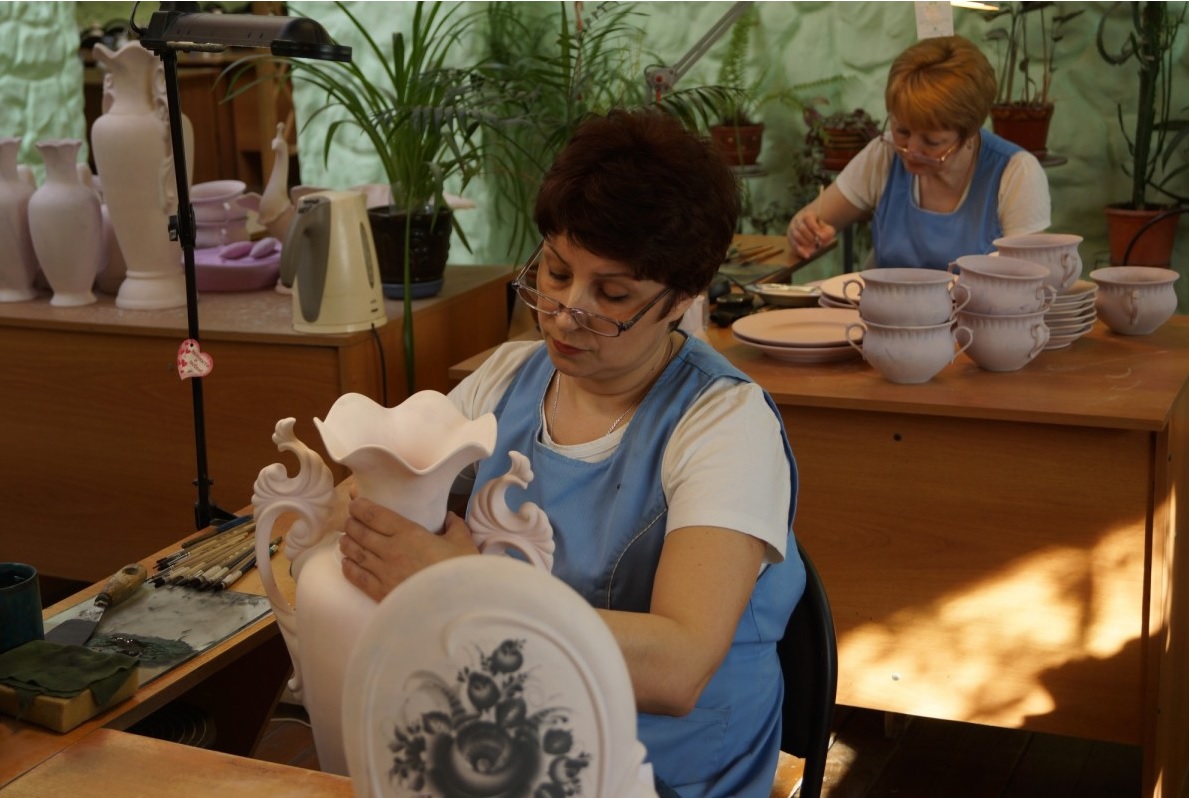Гостям Гжельского завода художественной росписи показывают полную цепочку производства уникальных изделий