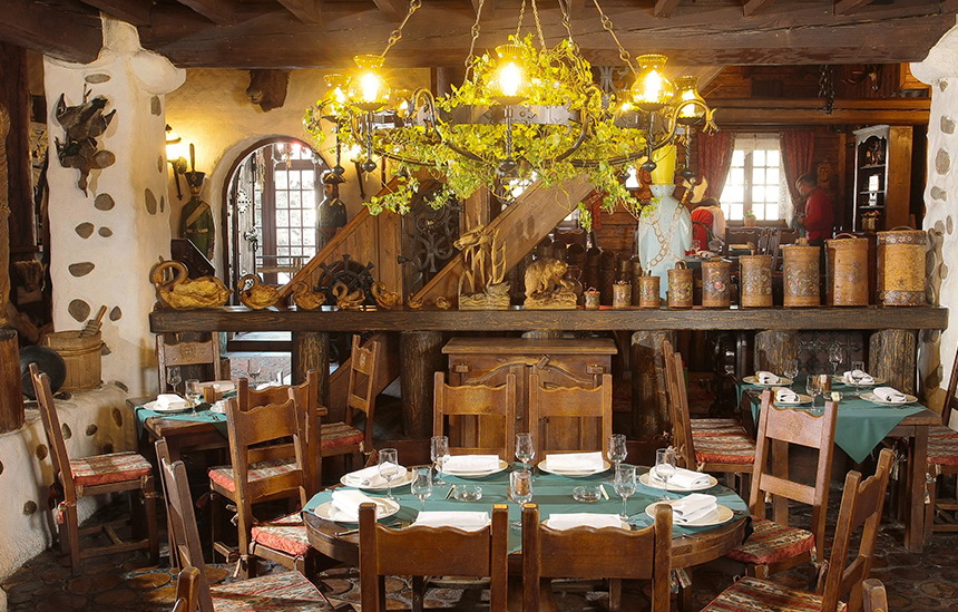 Интерьер ресторана «Царская охота» полностью соответствует названию: массивные потолочные балки, нарочито грубая и массивная мебель, необычные карнизы, рога и шкуры животных
