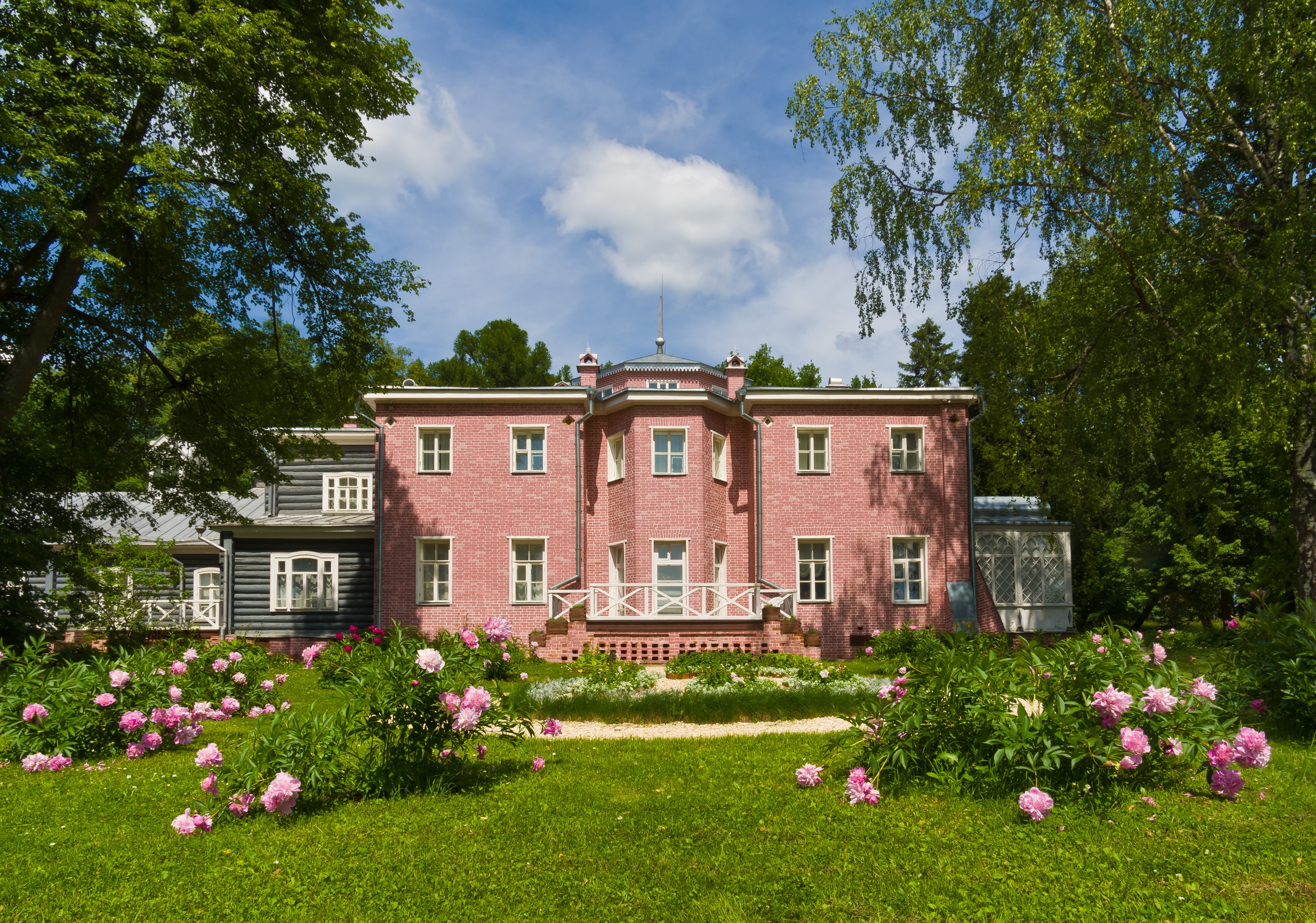 Усадебный дом был построен по чертежам поэта Евгения Баратынского. Позже в Муранове жил сын поэта Федора Тютчева