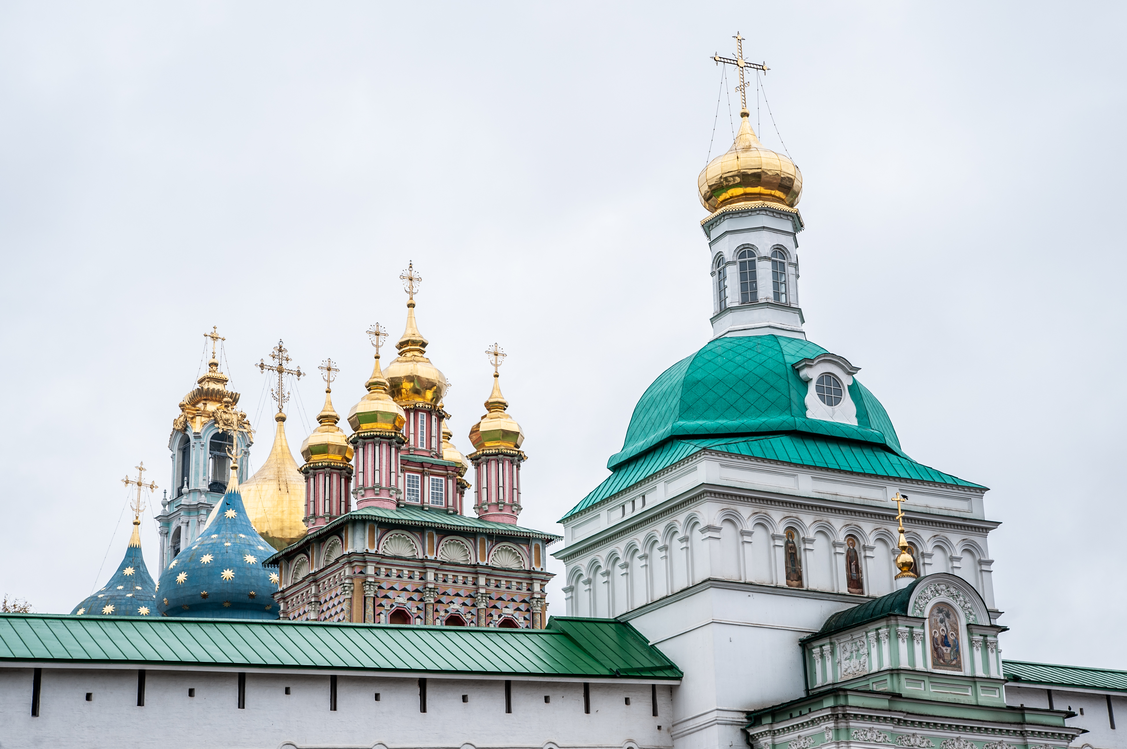 Троице-Сергиева Лавра — это и музей, и в то же время один из крупнейших действующих монастырей России