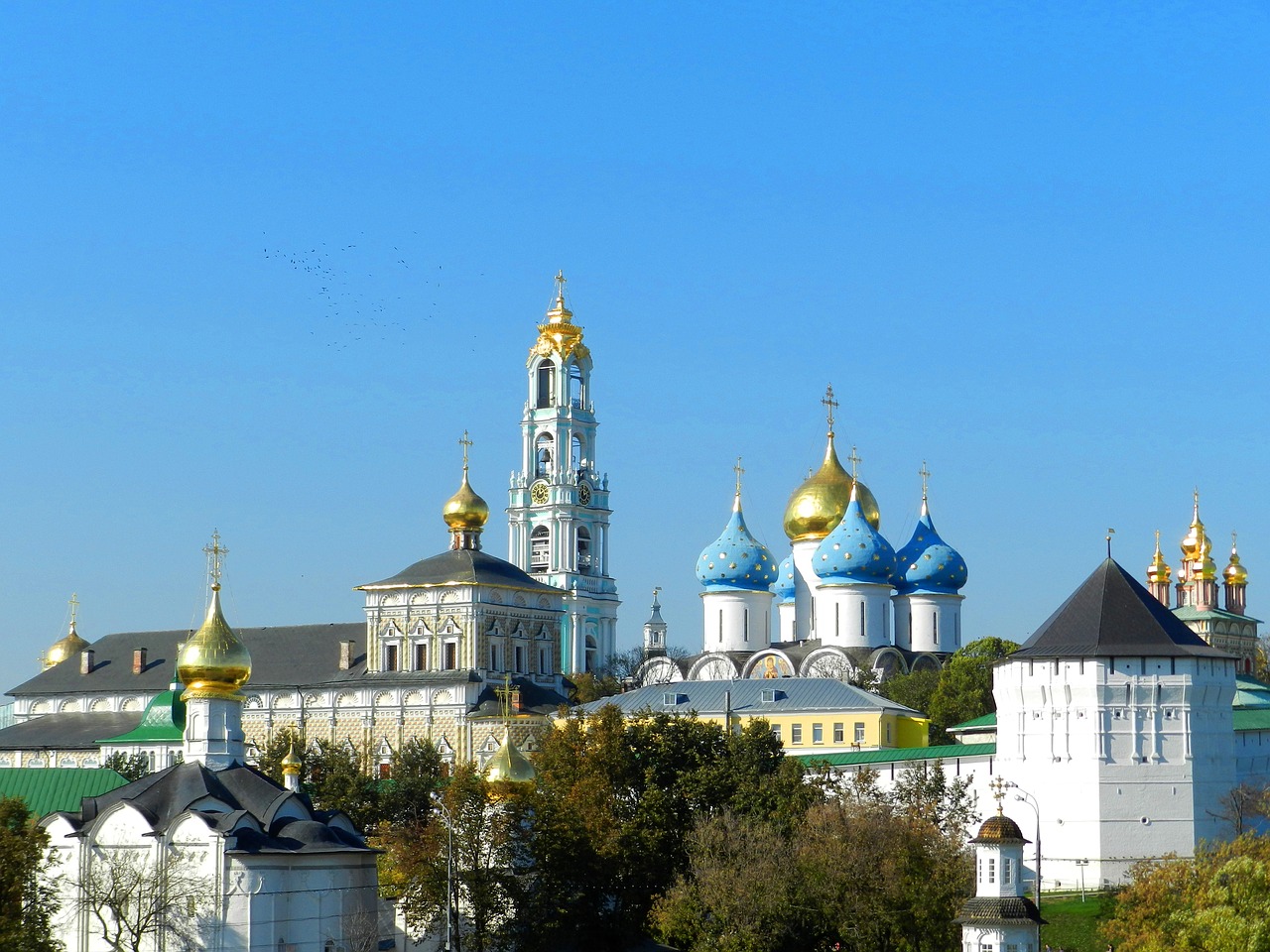 Троице-Сергиева лавра — это и музей, и в то же время один из крупнейших действующих монастырей России