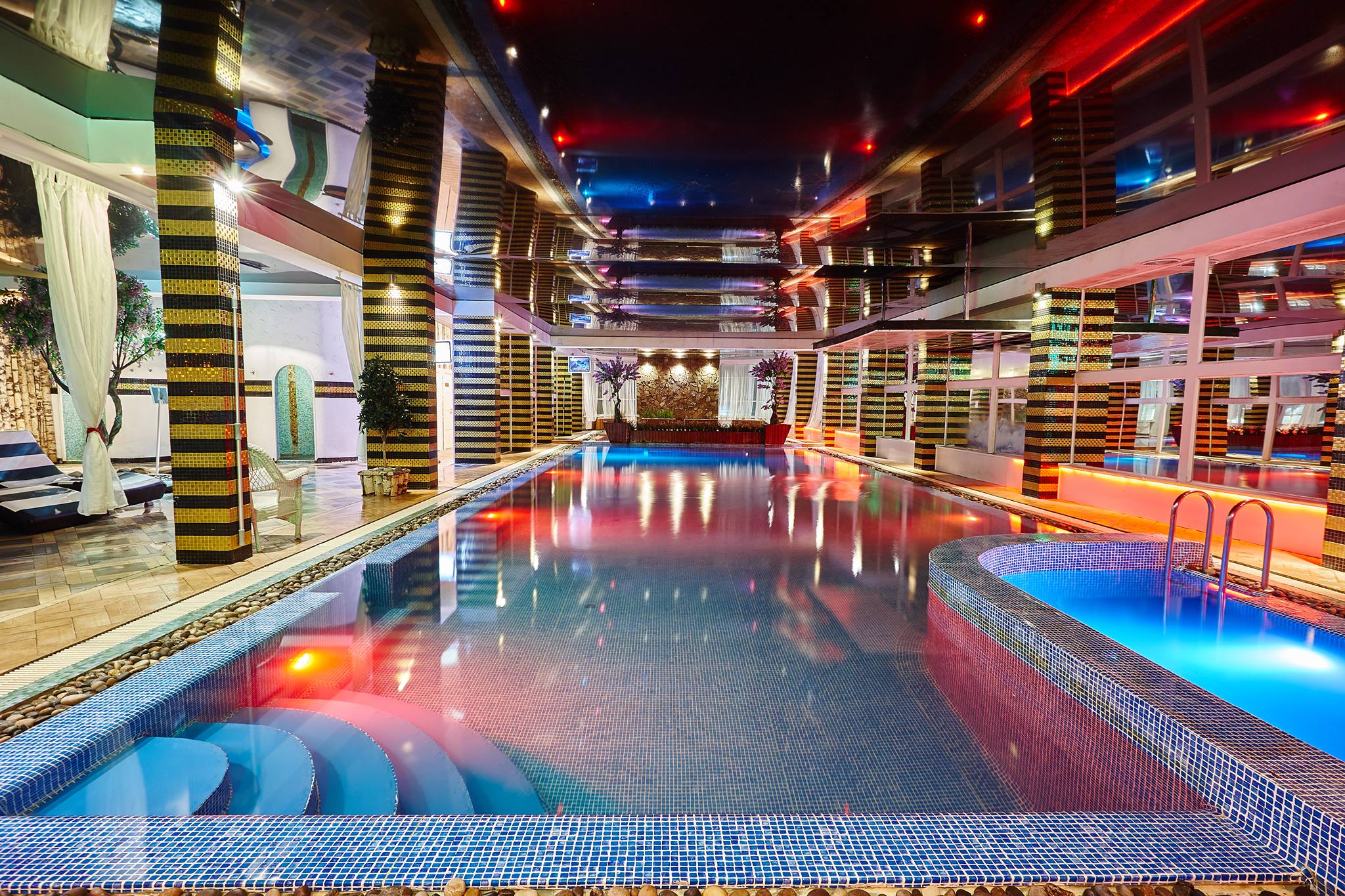 Отель предлагает своим гостям уникальный аквакомплекс с пятью бассейнами и пятью саунами