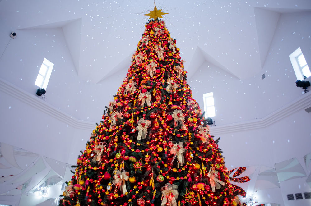 Об истории стеклодувного промысла и традициях наряжать праздничную елку гостям рассказывают в первом же зале музея
