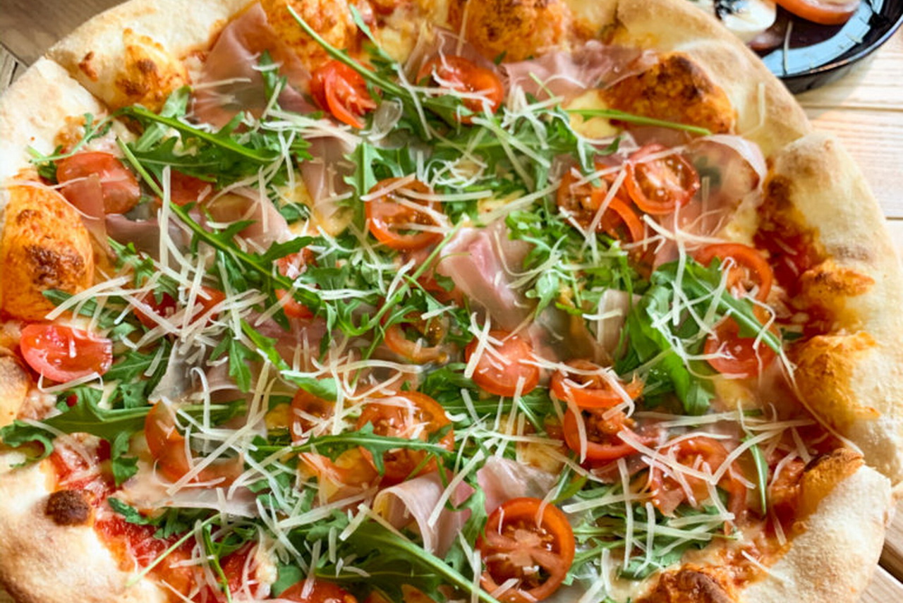 Гостям заведения предлагают всевозможную пиццу с разнообразными начинками и топпингами
