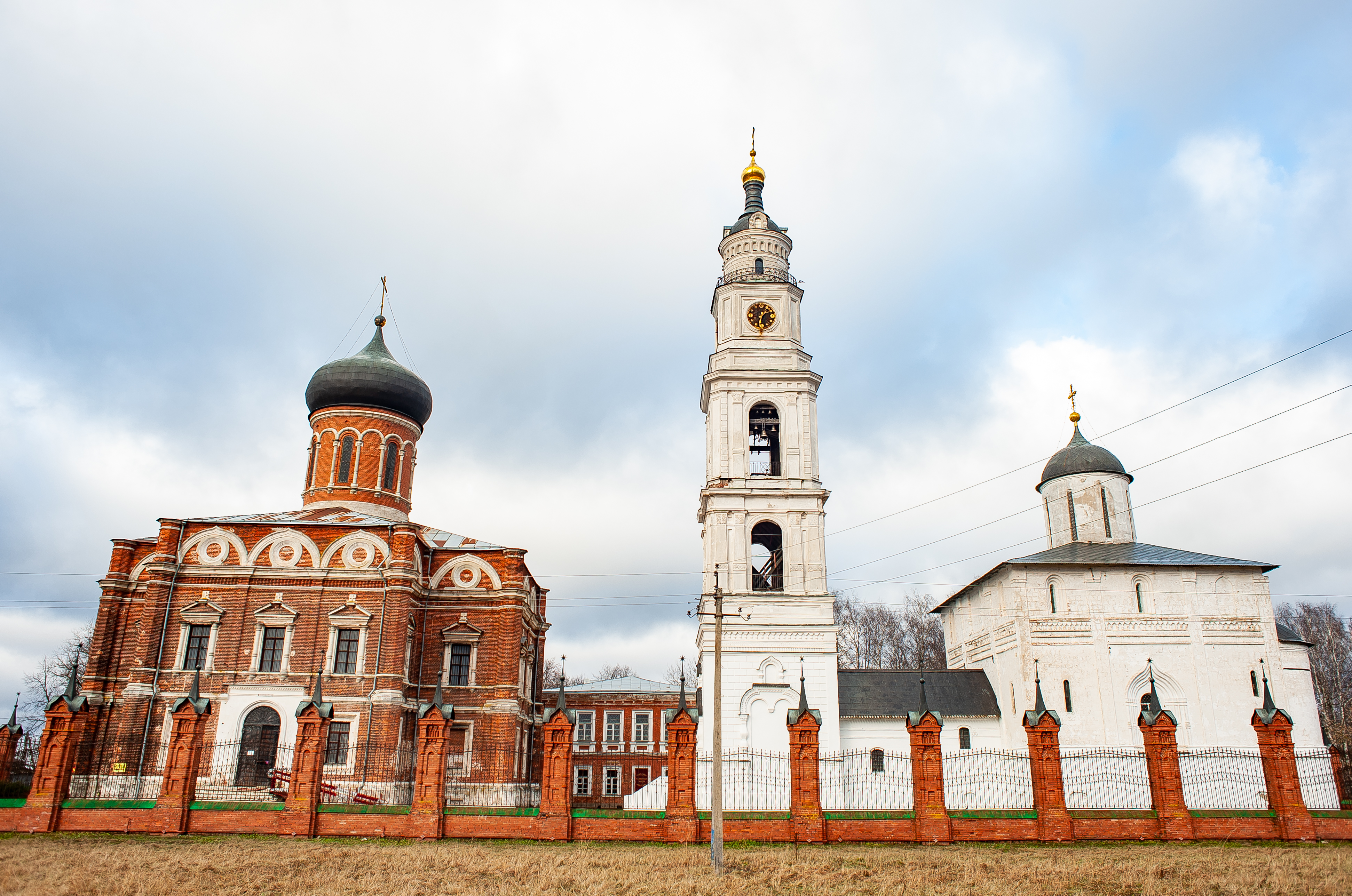 Все здания соборного комплекса Волоколамского кремля находятся в прекрасной сохранности и впечатляют монументальностью