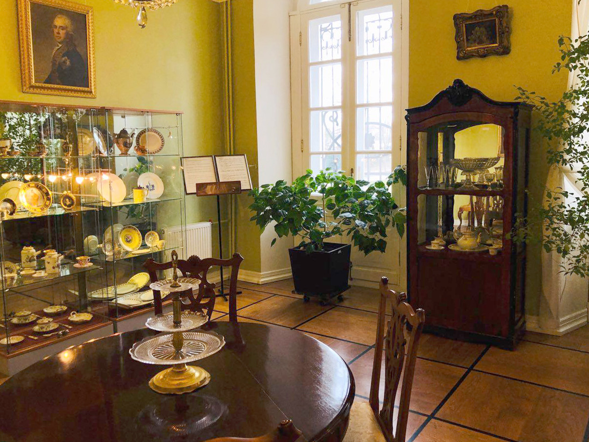 В здании усадьбы разместился музей, в котором можно поближе познакомиться с историей семейных и дружеских связей ее владельцев и с бытом русского дворянства