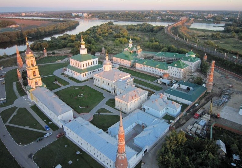 Богоявленский Старо-Голутвин мужской монастырь расположен в месте слияния Москвы-реки и Оки