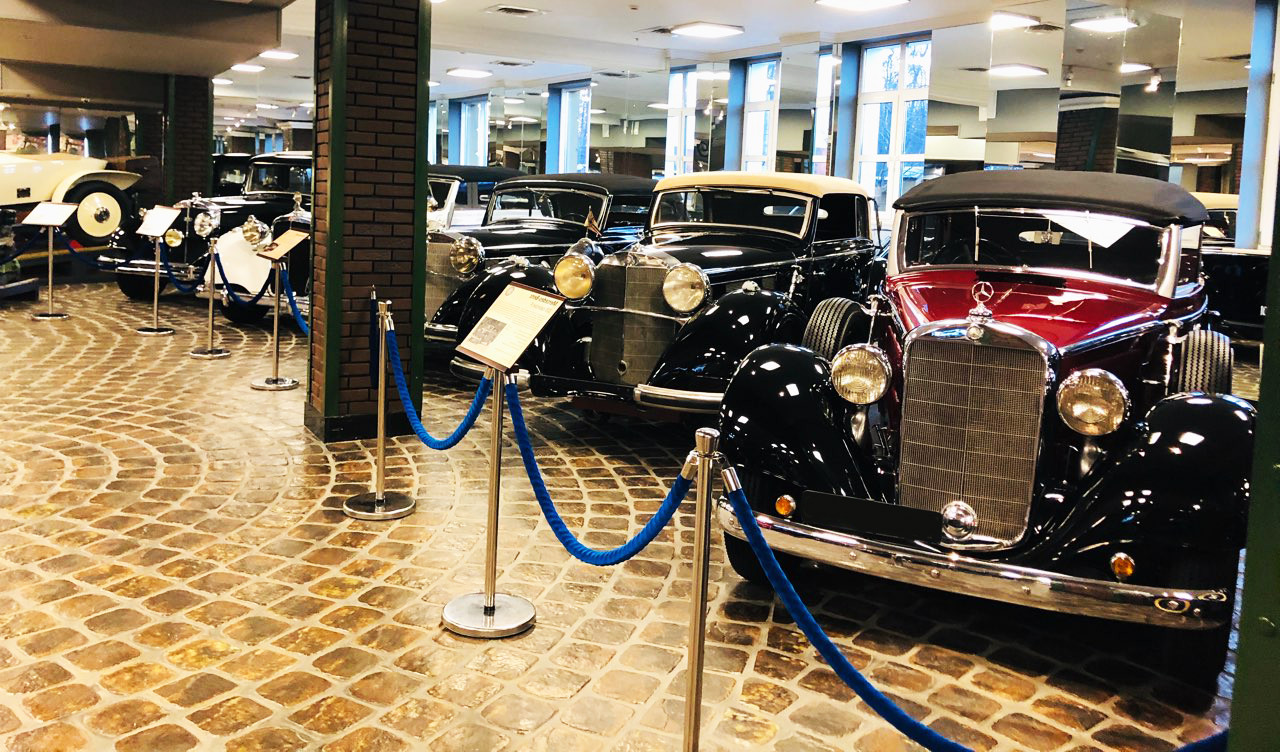 Сегодня коллекция музея насчитывает более 1000 экспонатов – автомобили, самолеты, мотоциклы, бронетехника, оружие и многое другое