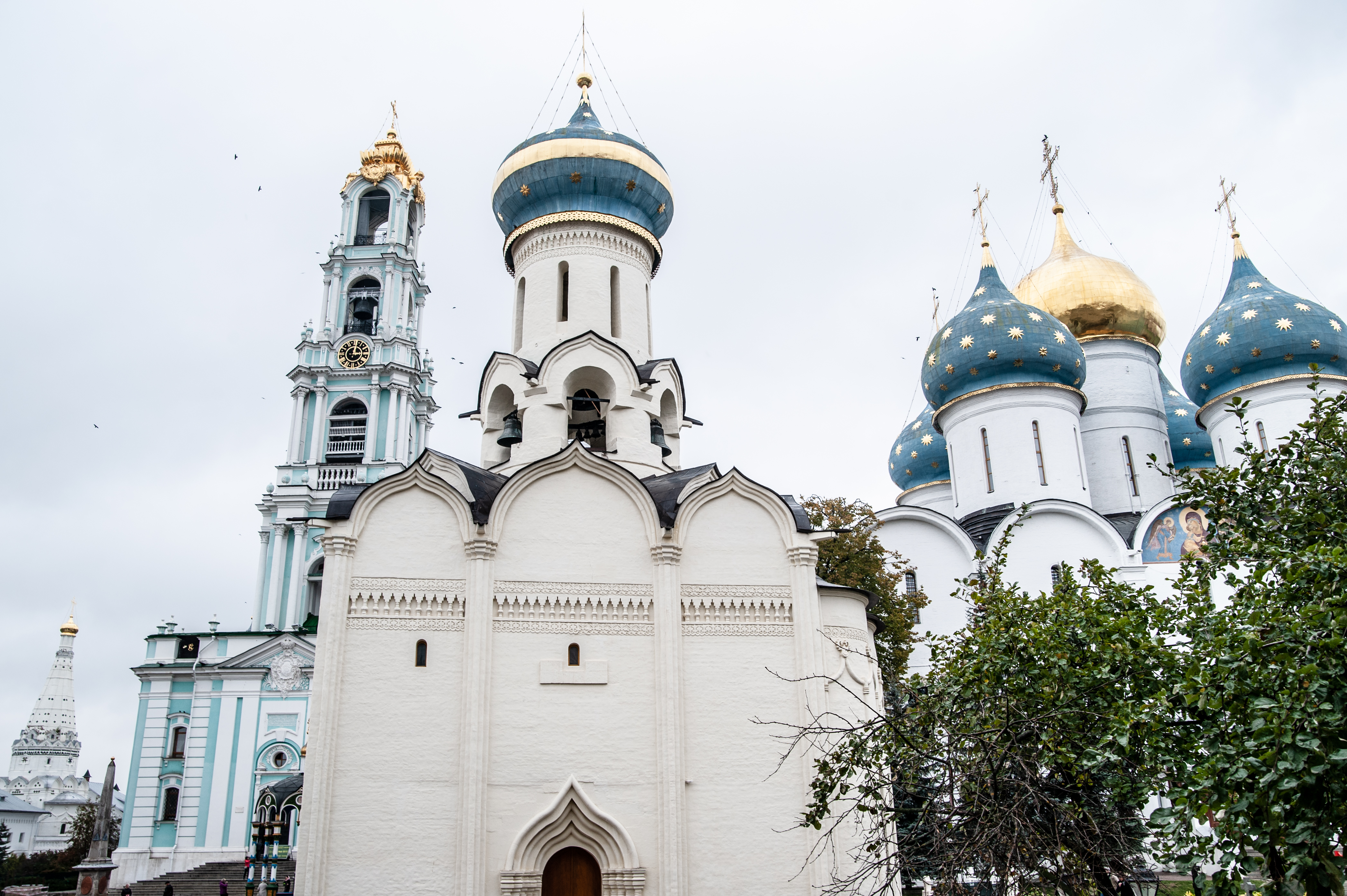 Троице-Сергиева лавра — это уникальный исторический памятник и одно из самых популярных мест для паломников в России