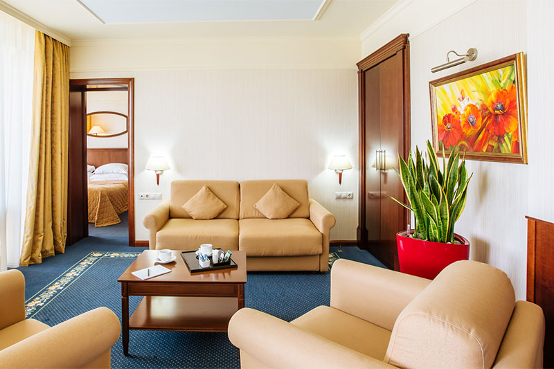 К услугам гостей отеля M’lstra’l Hotel & SPA — классические номера с большими панорамными окнами, из которых открывается роскошный вид на лес и водоем