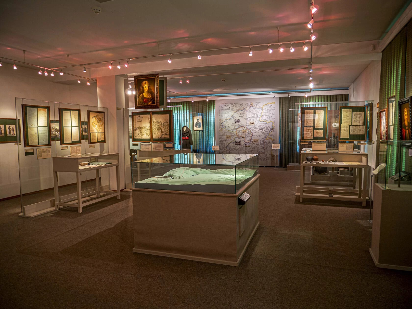 Музей показывает исторические эпохи от первых поселений до рождения и развития градостроительной структуры города