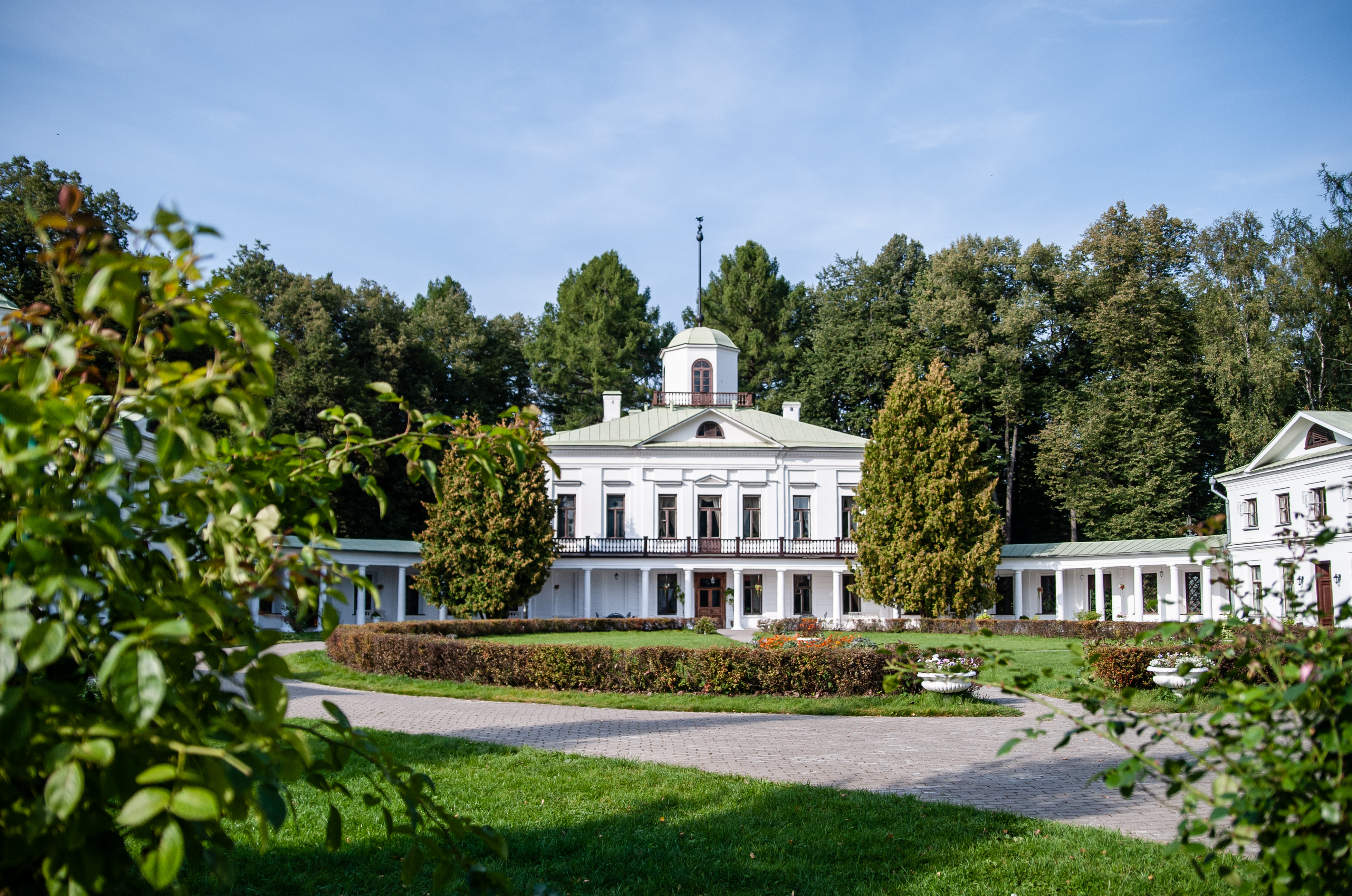 Усадьба Середниково построена в стиле русского классицизма
