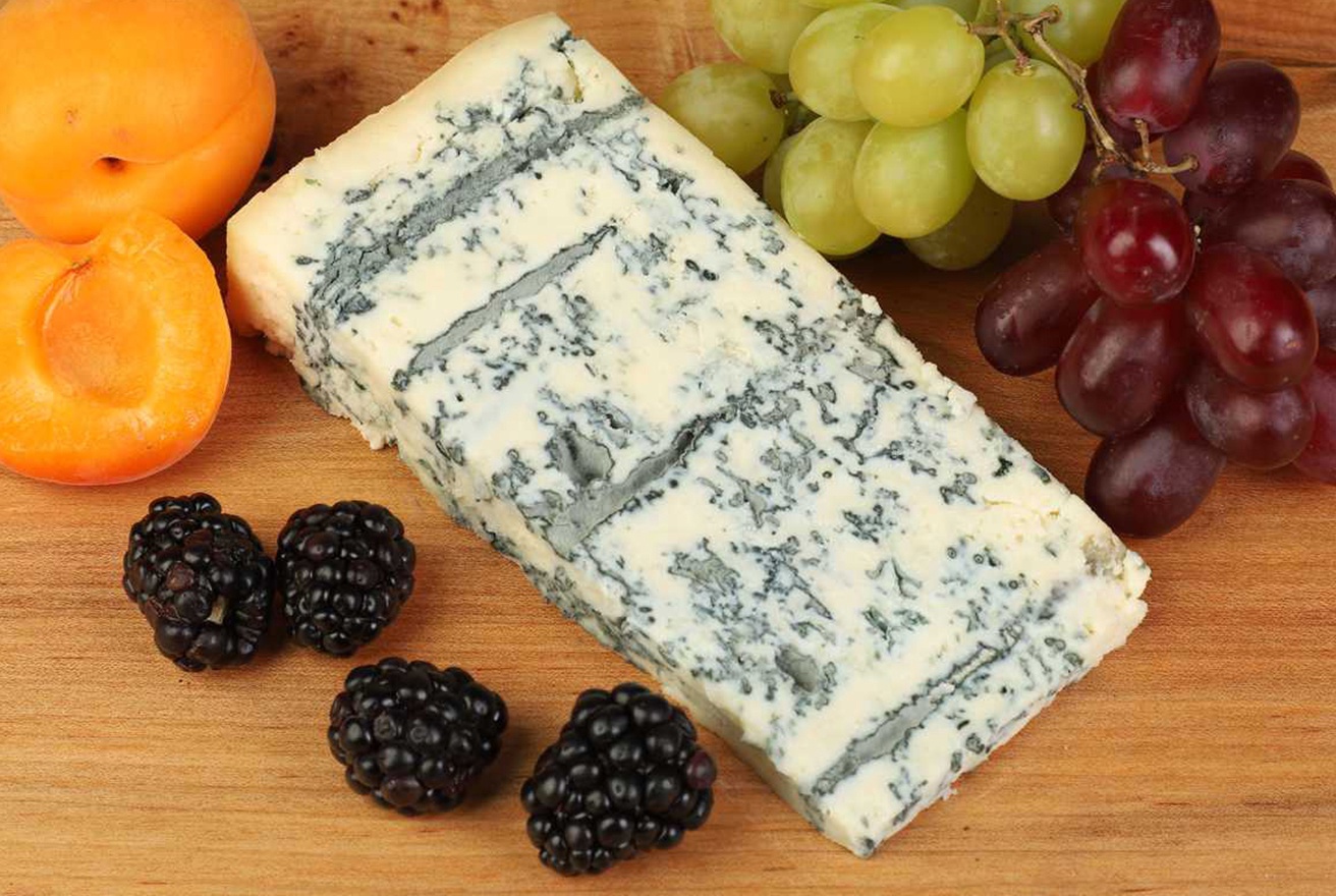 Горгонзола — это традиционный итальянский сыр. Он мягкий, кремообразной консистенции, пронизанный прожилками светлой сине-зеленой плесени