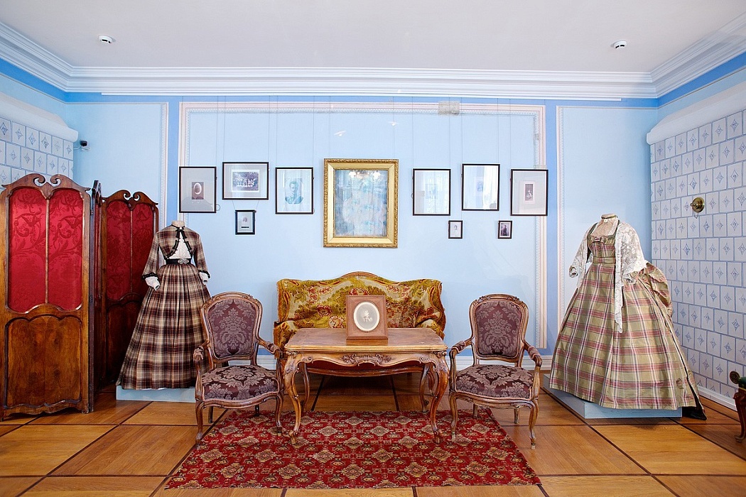 В здании усадьбы разместился музей, в котором можно поближе познакомиться с историей семейных и дружеских связей ее владельцев и с бытом русского дворянства