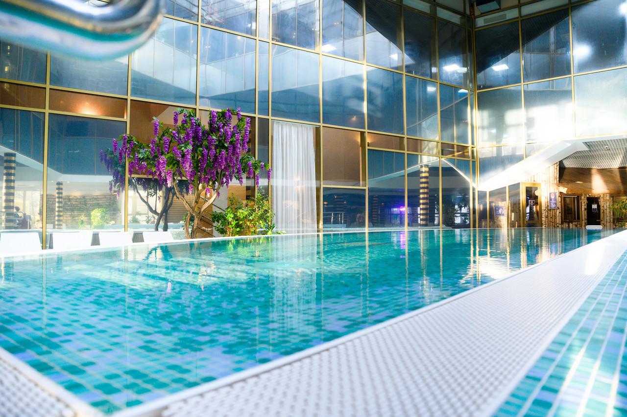 Отель Grand Wellness предлагает своим гостям уникальный аквакомплекс с 6 бассейнами и 5 саунами, разные программы с проживанием и SPA-процедурами
