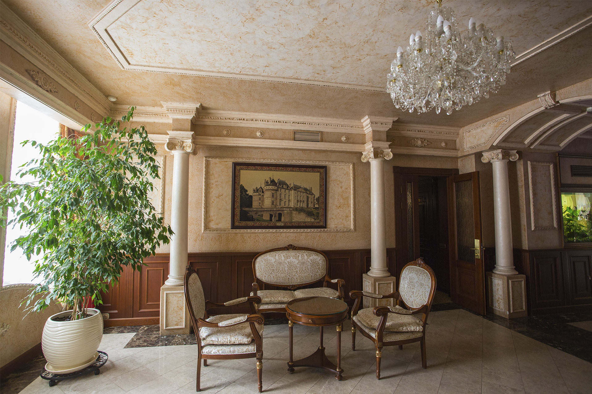 Над интерьерами отеля трудились, по словам хозяев, известные дизайнеры