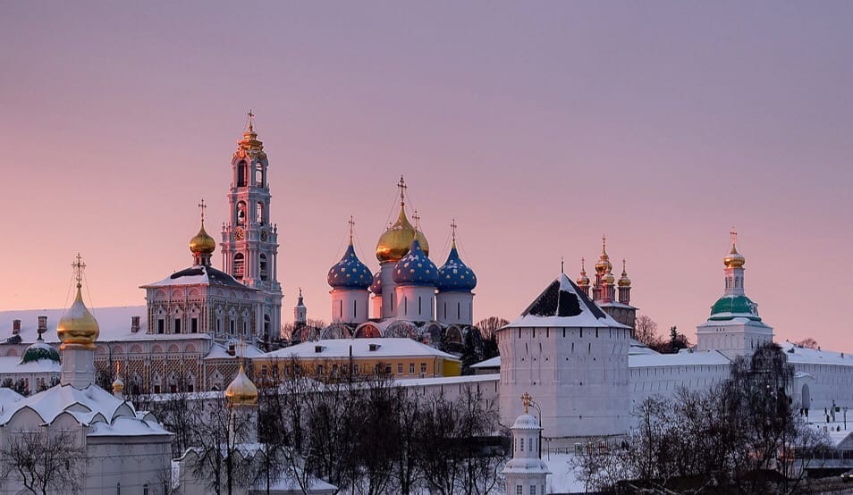 Троице-Сергиева лавра — это обитель с богатой историей, самый известный объект ЮНЕСКО в Московской области