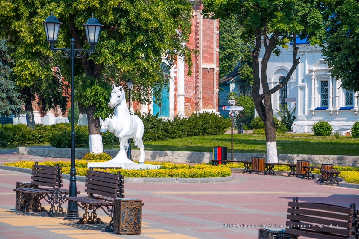 Скульптура лошади, символа города, в центре Бронниц