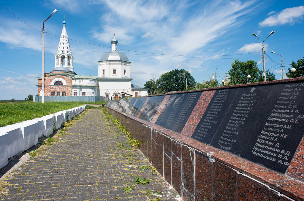 Мемориальный некрополь, обложенный гранитными плитами с именами воинов, погибших при защите Серпухова в годы Великой Отечественной войны