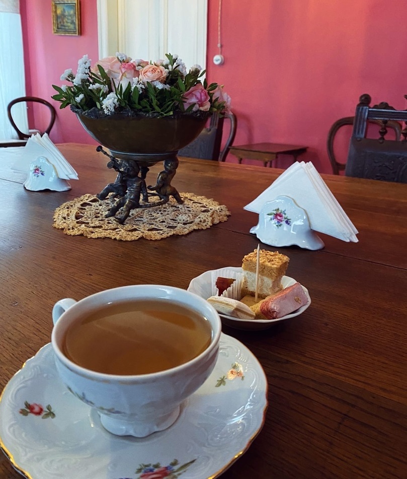 Чаепитие в Малиновой гостиной