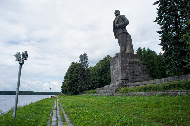 Памятник Ленину в Дубне на берегу Иваньковского водохранилища