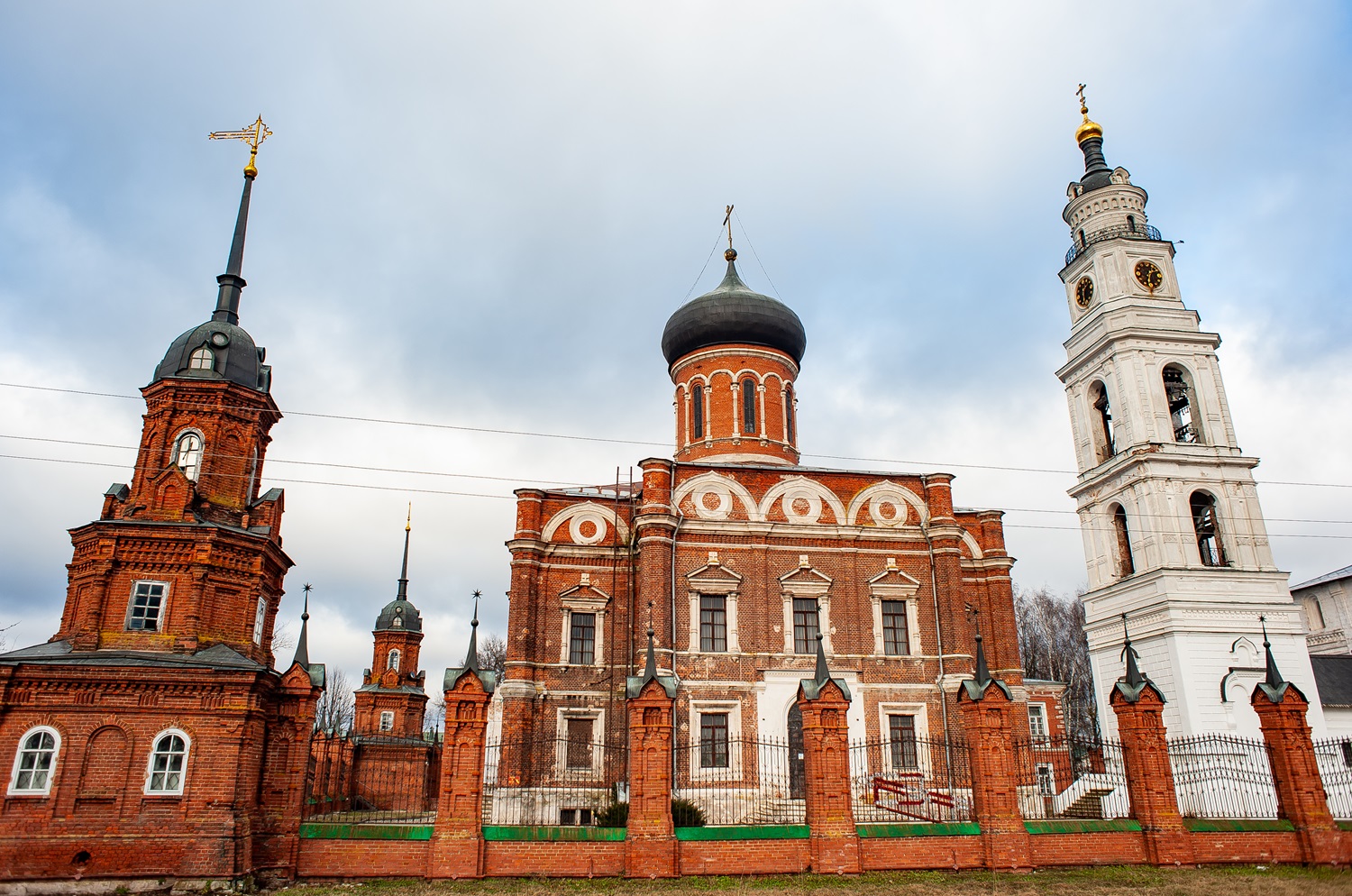 Архитектурный ансамбль Волоколамского кремля включает Воскресенский собор XV века, Никольский собор и пятиярусную колокольню