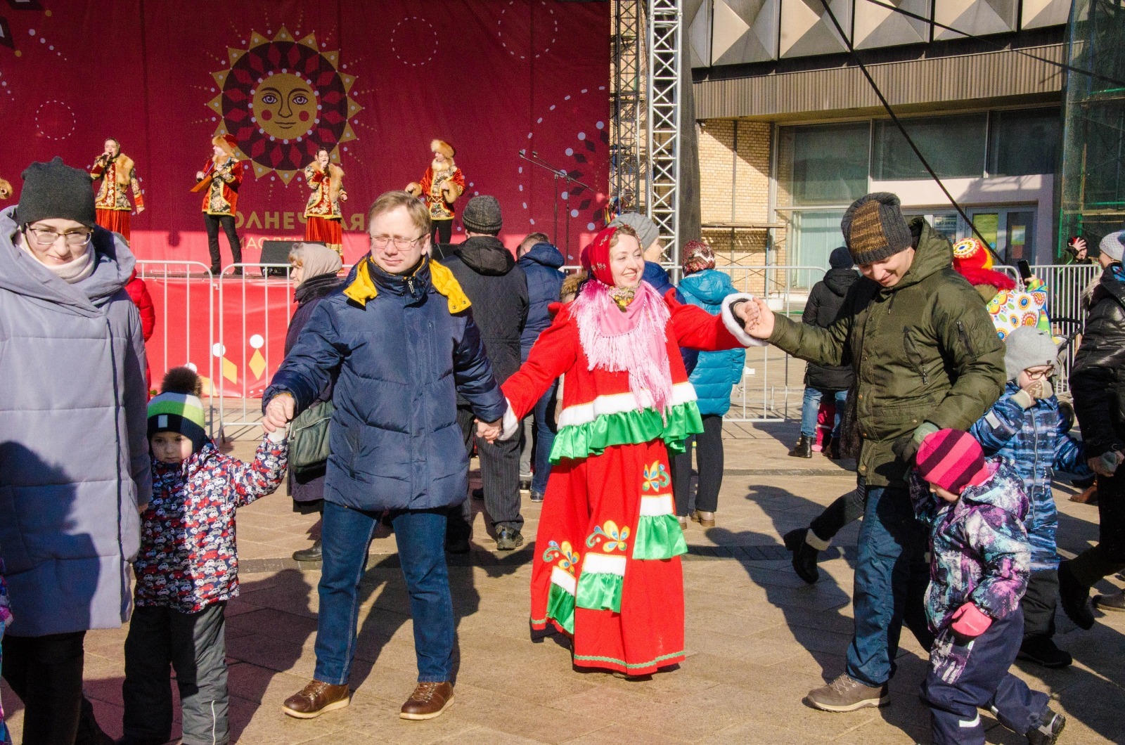 Праздничные мероприятия, посвященные Масленице, возле кинотеатра «Искра» в Видном
