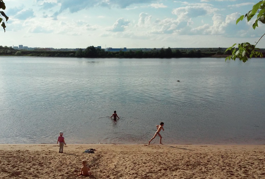 Пляж на реке Волге в Дубне