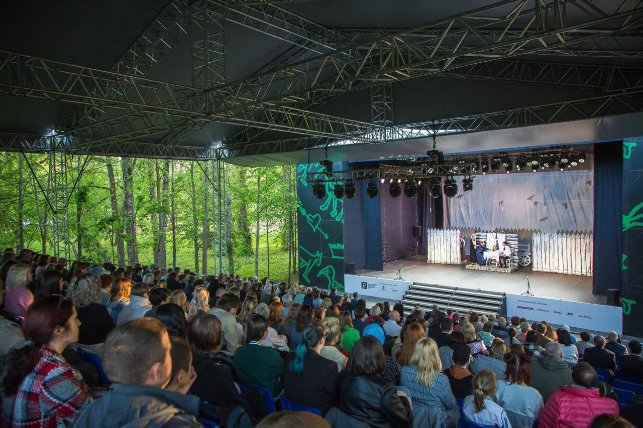 Спектакли фестиваля «Мелиховская весна» проходят на фоне декораций усадьбы