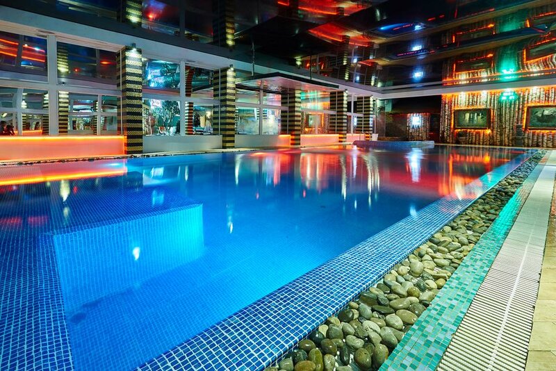 Grand Wellness предлагает своим гостям завтраки по системе «шведский стол», уникальный аквакомплекс, SPA-процедуры и множество других развлечений для детей и взрослых
