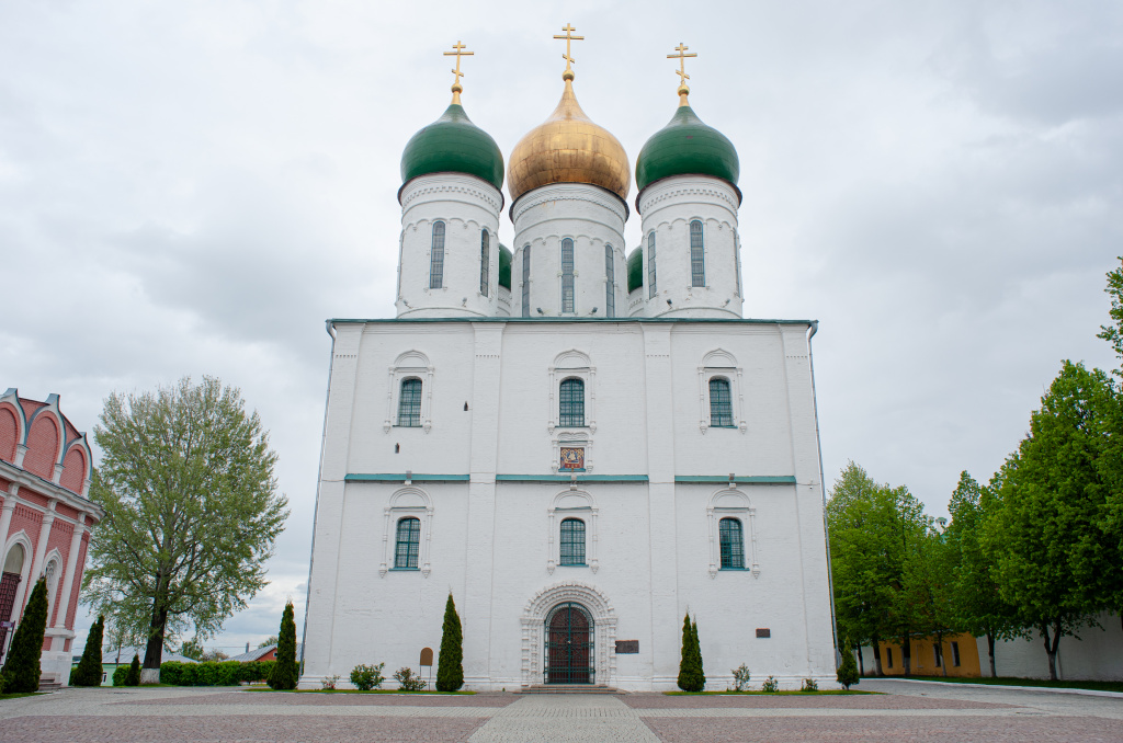 Успенский кафедральный собор на Соборной площади Коломенского кремля