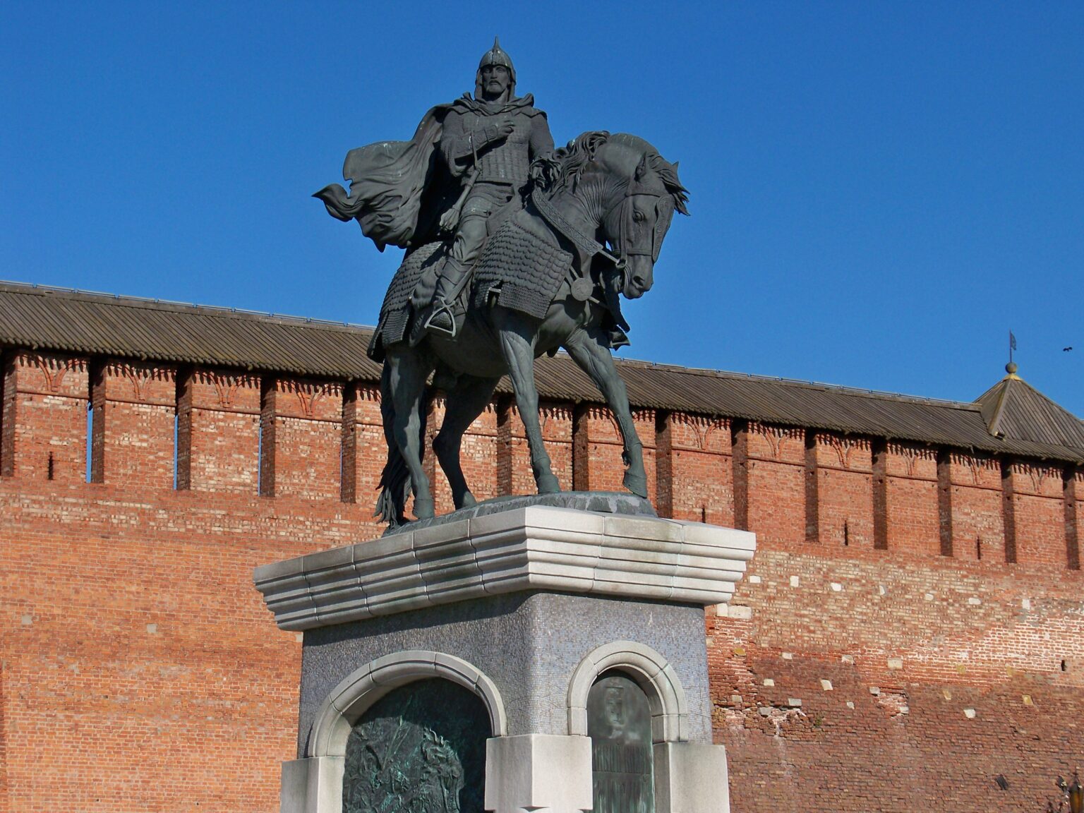 Памятник Дмитрию Донскому у сены Коломенского кремля