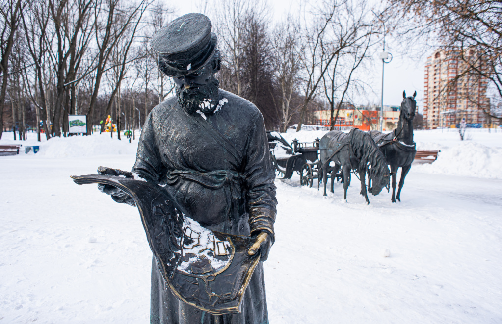 Скульптурная композиция «Ямщик и двойка лошадей»