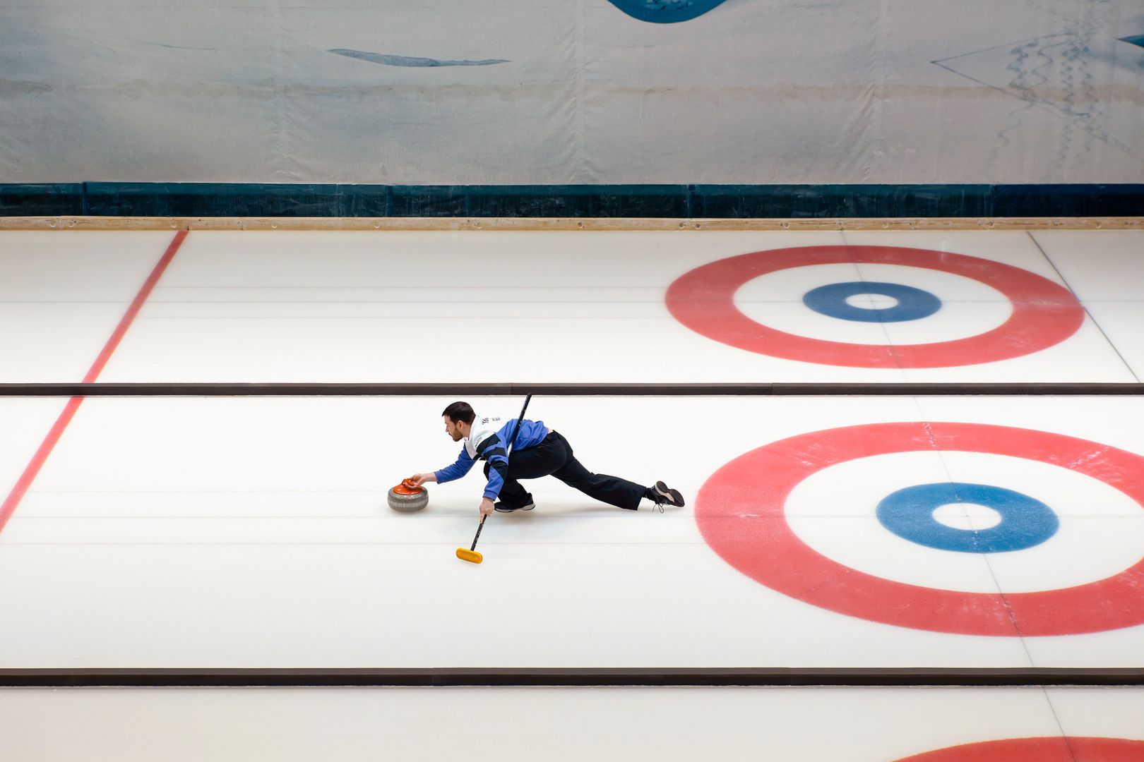 Бросок снаряда в керлинге