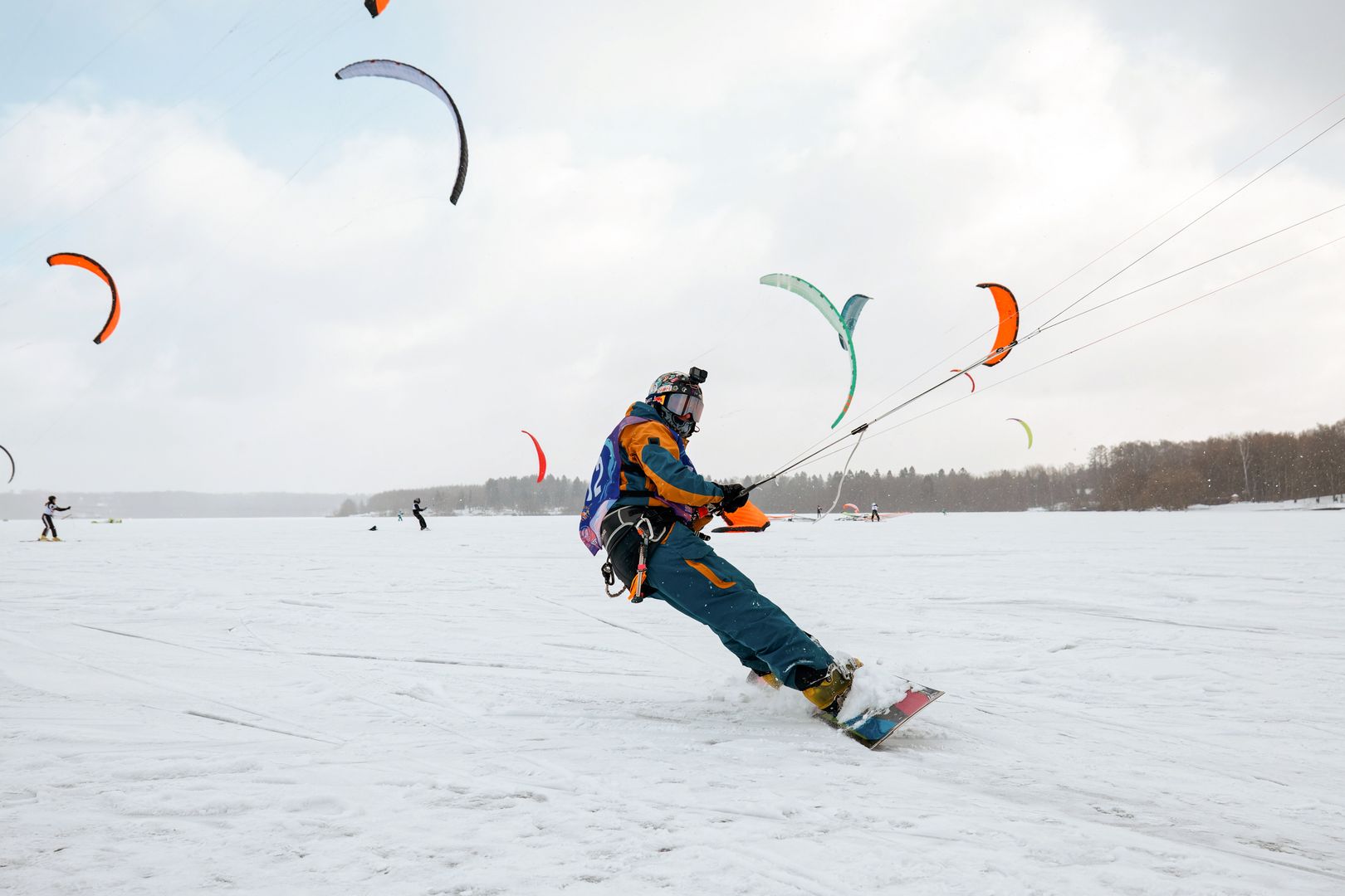 Сноукайтинг на озере Сенеж. Фото: https://медиасток.рф/