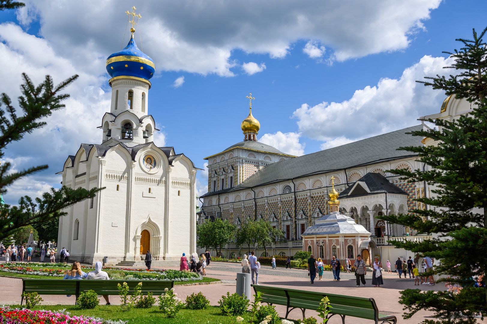 Церковь в честь Сошествия Святого Духа на апостолов (слева). Источник фото: https://медиасток.рф/