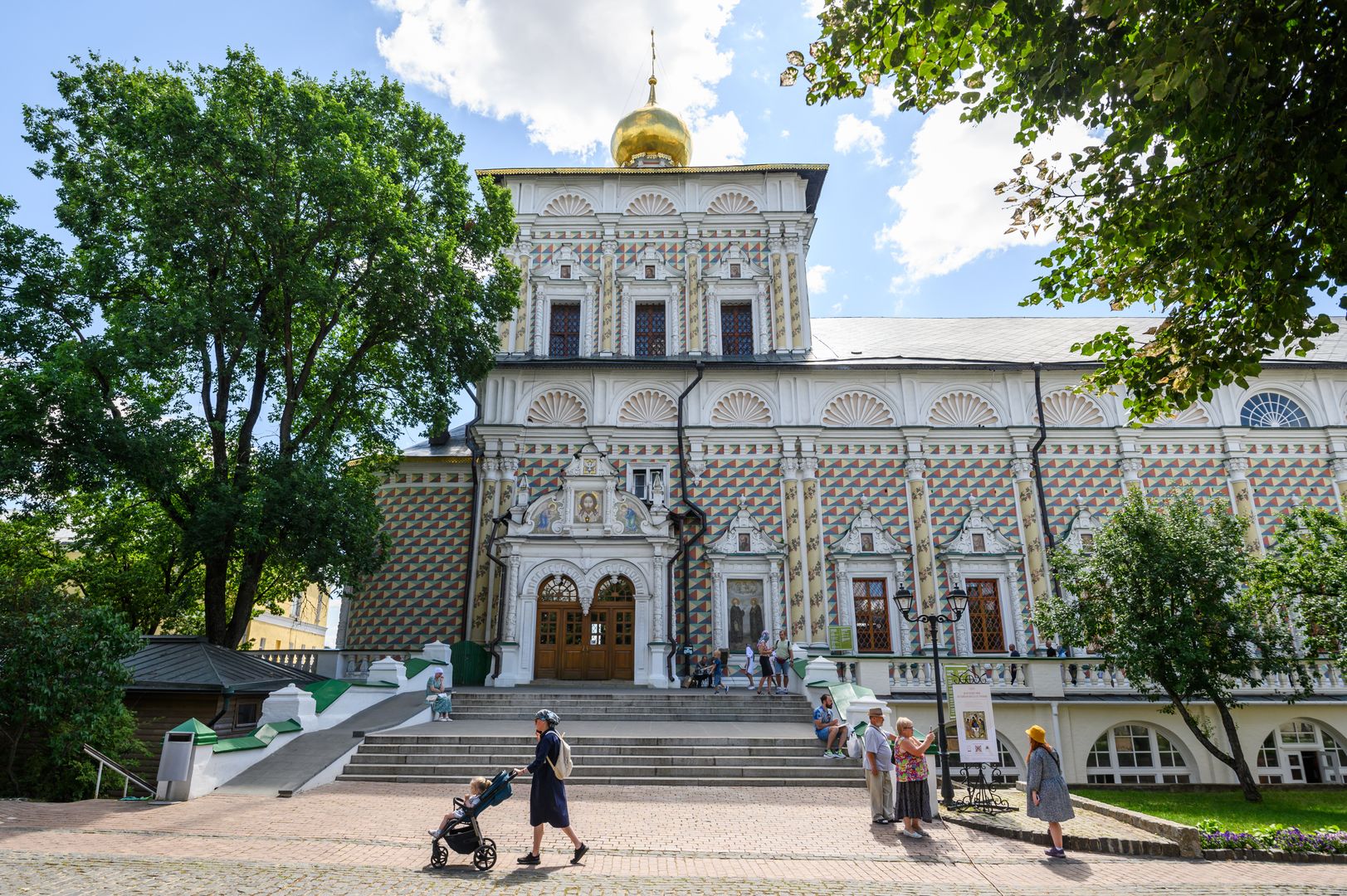 Трапезная церковь в Троице-Сергиевой лавре. Источник фото: https://медиасток.рф/