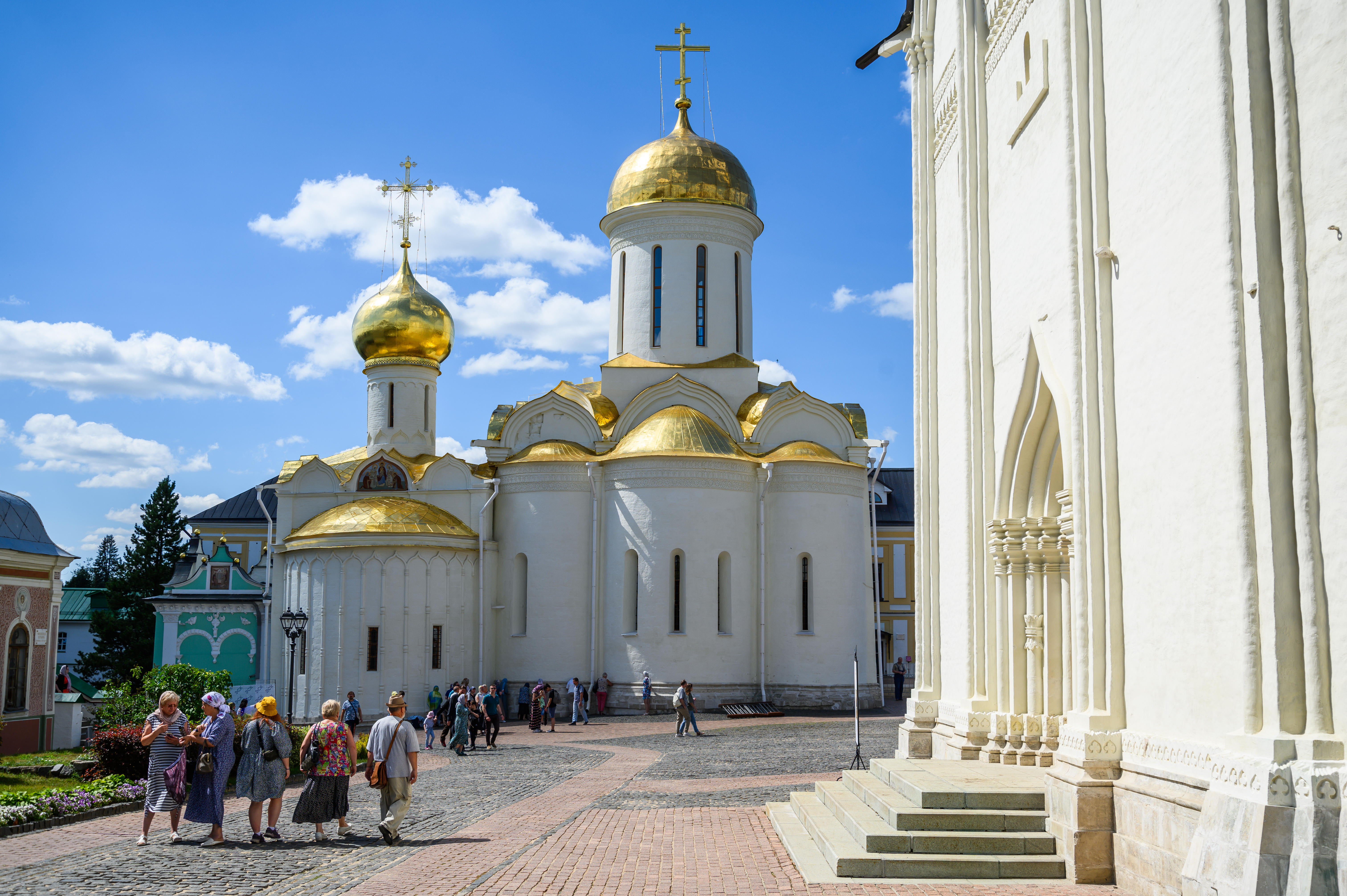 Серапионова палатка (слева). Источник фото: https://медиасток.рф/