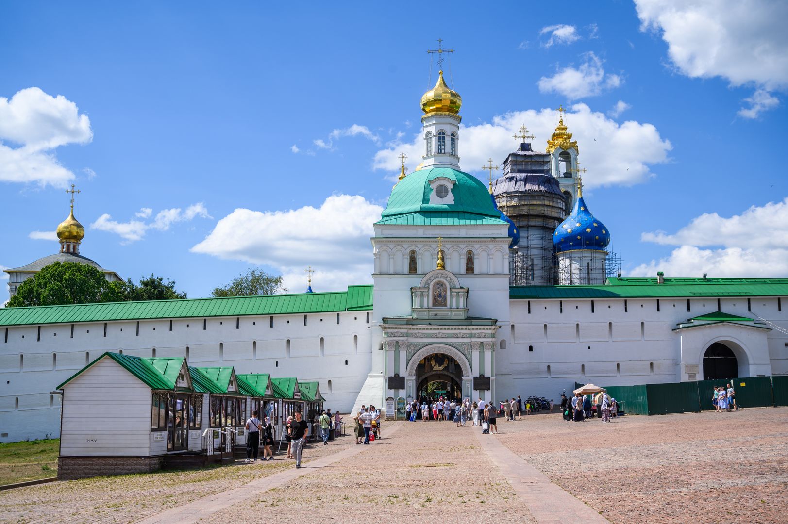 Монастырские стены Лавры. Источник фото: https://медиасток.рф/