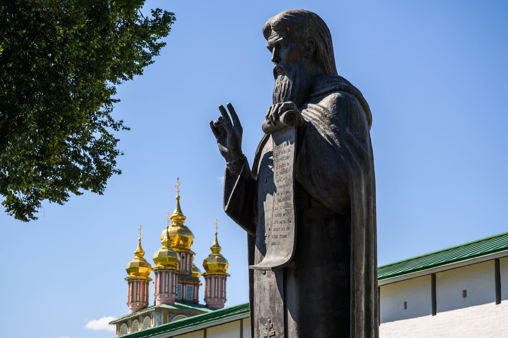 Памятник преподобному Сергию Радонежскому у стен Лавры. Источник фото: https://медиасток.рф/