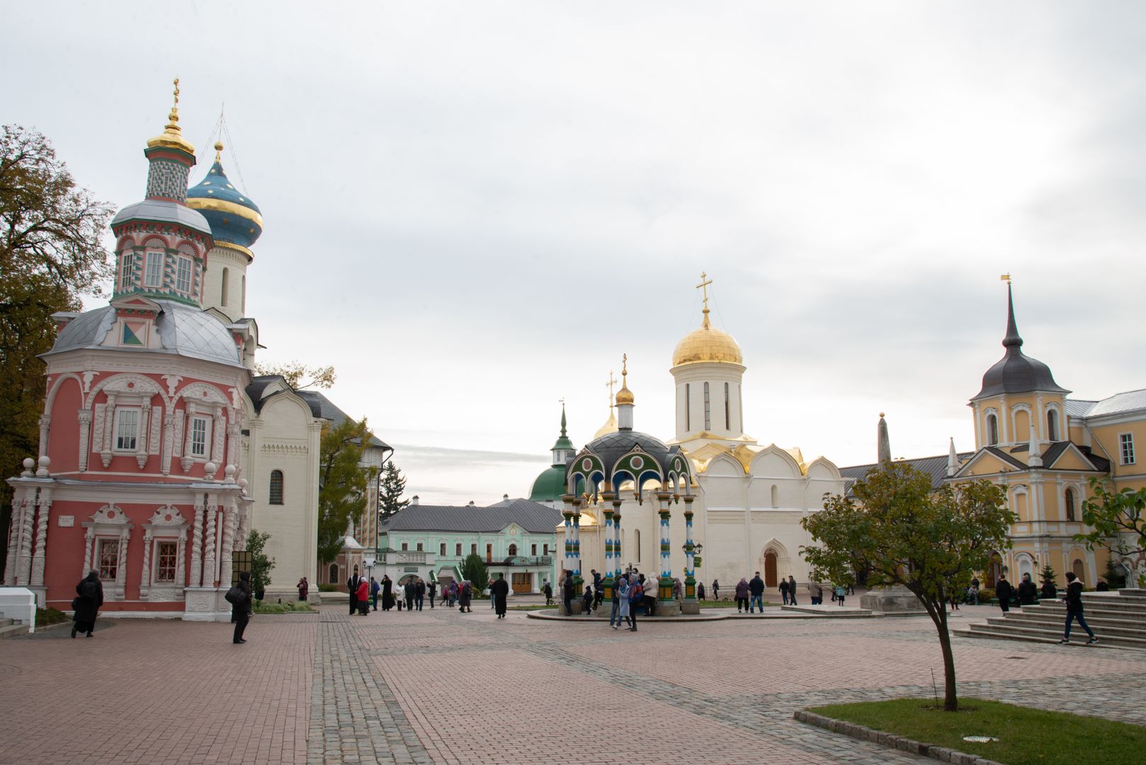 Надкладезная часовня в Лавре (слева). Источник фото: https://медиасток.рф/