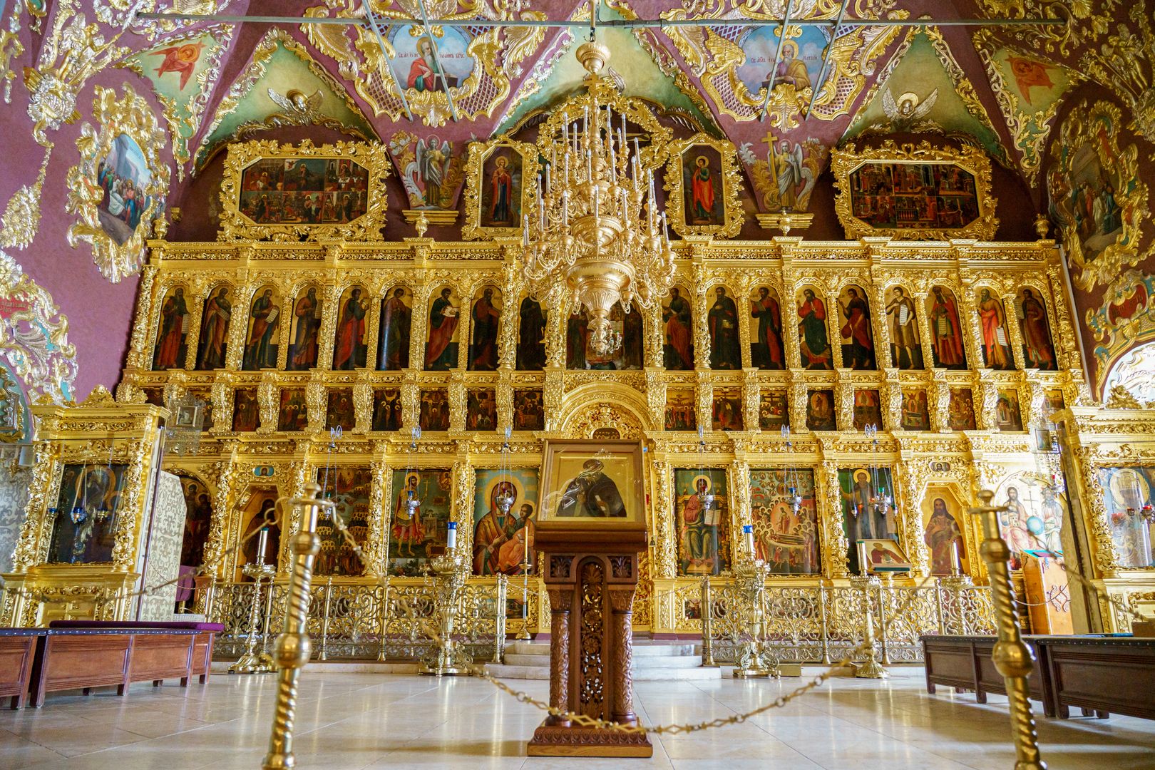 Иконостас Трапезного храма в Лавре. Источник фото: https://медиасток.рф/