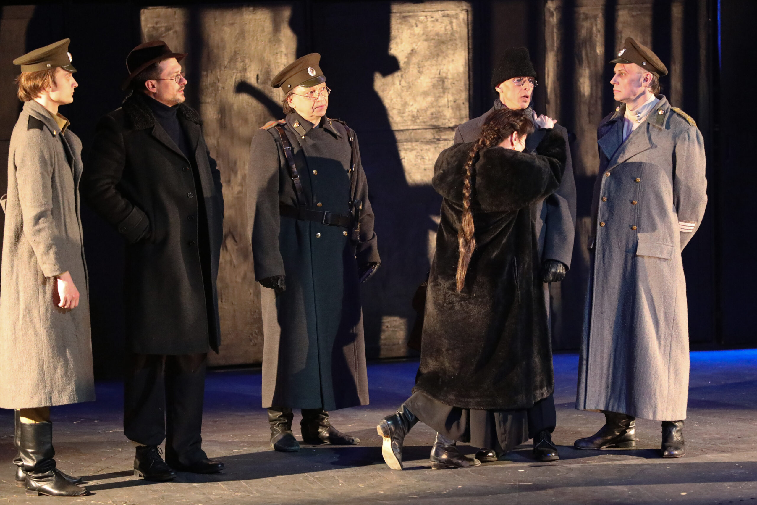 Спектакль «Бег». Источник фото: https://teatr-nashdom.ru/
