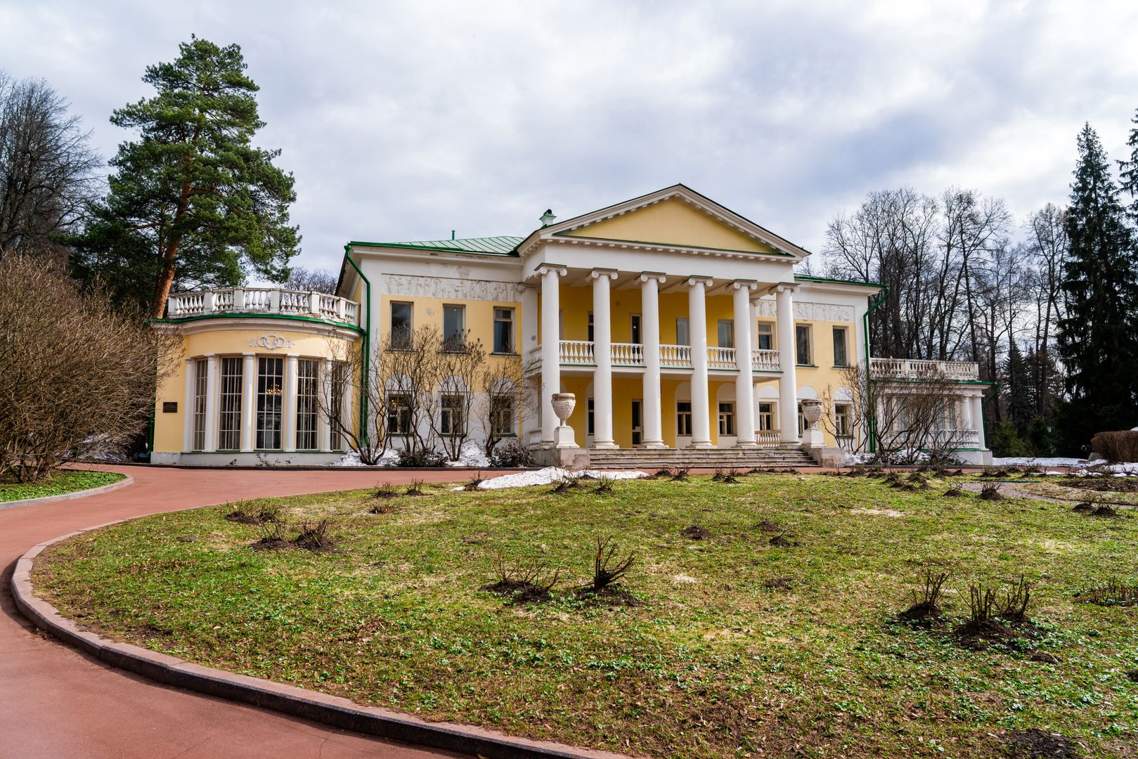 Главный дом усадьбы «Горки». Источник фото: https://медиасток.рф