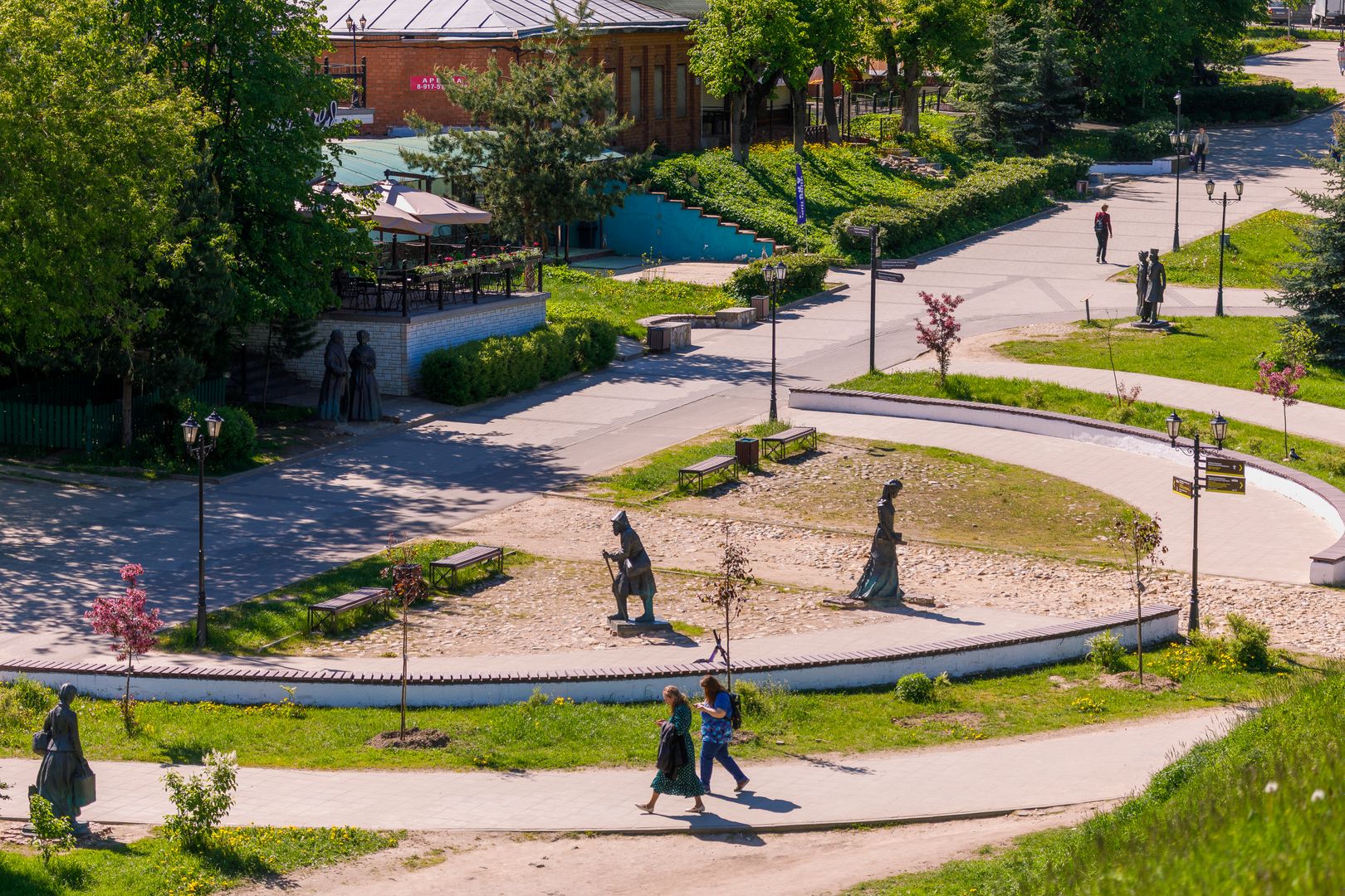 Ансамбль скульптур «Горожане» в историческом центре Дмитрова. Источник фото: https://медиасток.рф