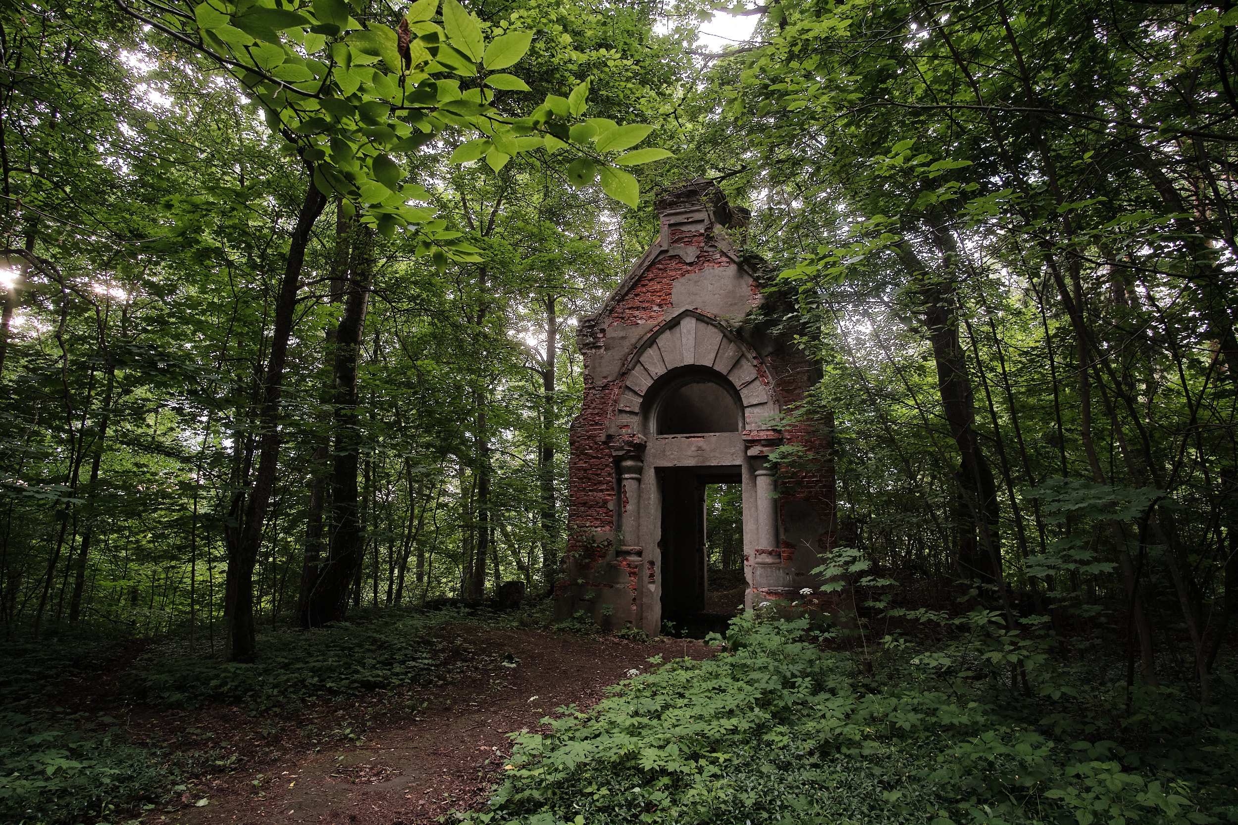 Развалины усыпальницы-оранжереи. Источник фото: https://vk.ru/zelenyi_dyatel