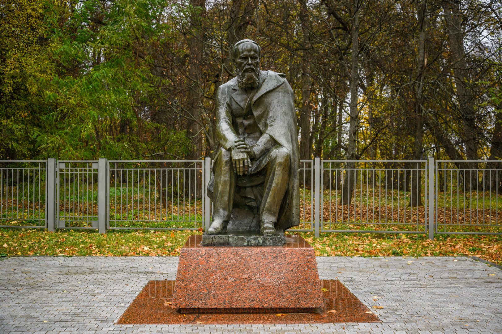 Памятник писателю в Даровом. Источник фото: https://медиасток.рф