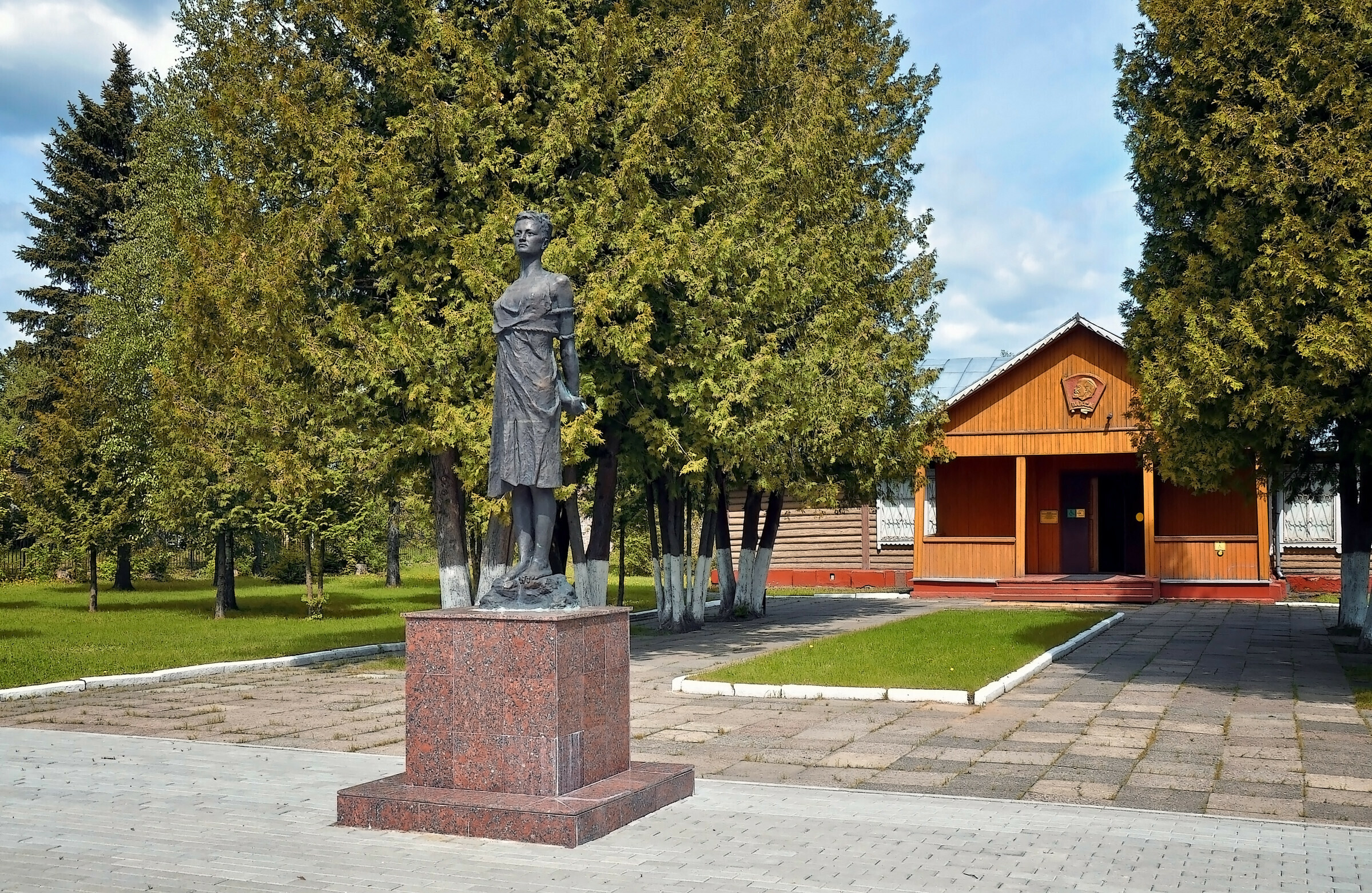 Петрищево рузский. Музей Зои Космодемьянской в Петрищево. Обелиск Зои Космодемьянской в Петрищево. Памятник Зое Космодемьянской. Памятник Зои Космодемьянской Московская область.