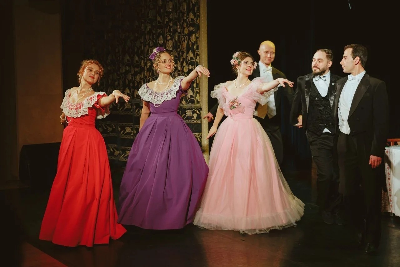 Экскурсия «Путешествие по ночному дворцу со спектаклем»