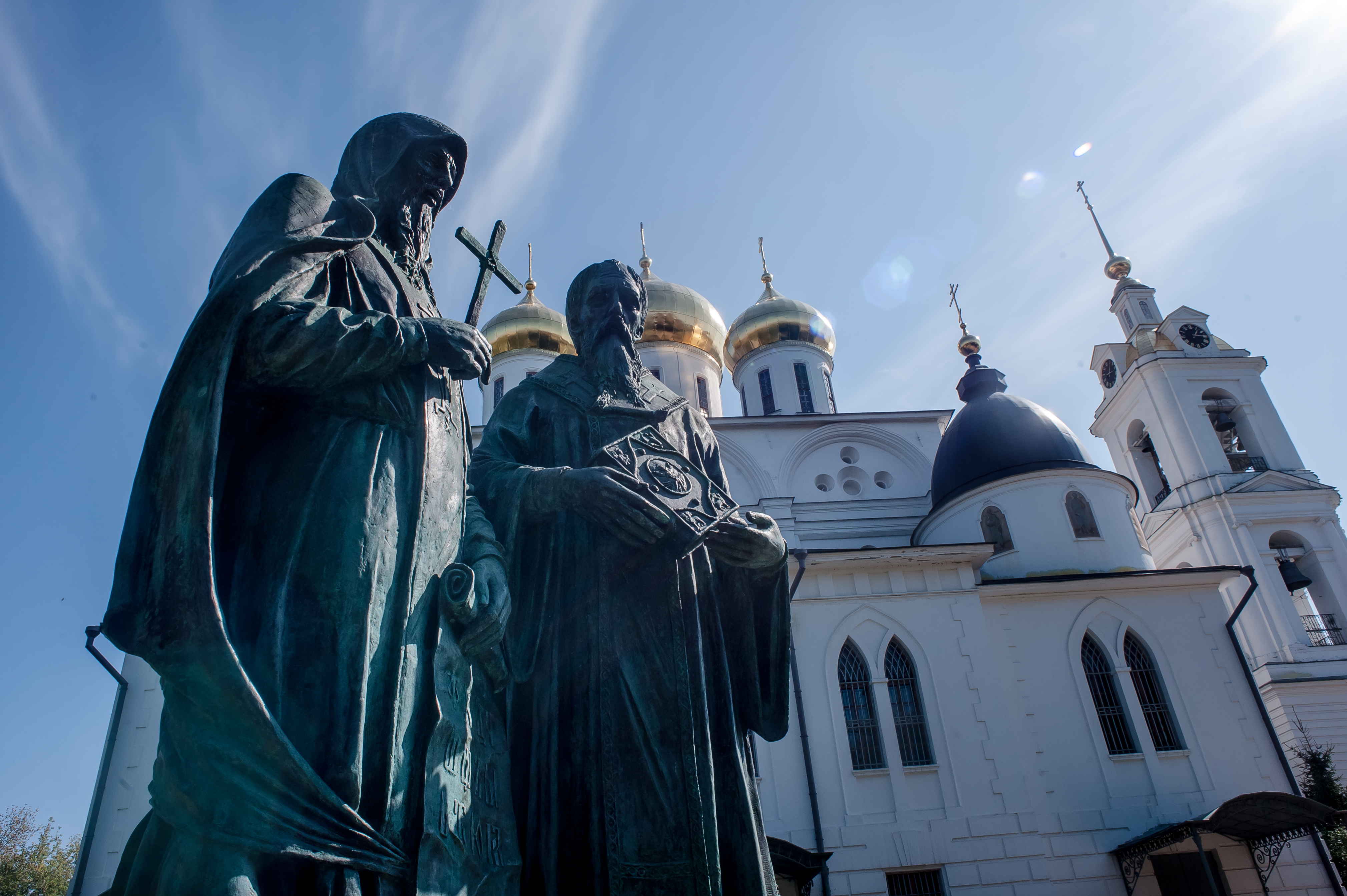 Памятник Кириллу и Мефодию рядом с Успенским собором